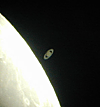 � A. Murner; Saturnbedeckung durch den Mond am 03.11.2001 zwischen 22:00 Uhr und 23:10 Uhr. Aufgenommen mit einer Olympus C 2020 zoom an einem Skywatcher Newton 200/1000, Okularprojektion mit einem 5 mm Easyview-Okular.