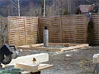 � A. Pilcher; Der Bodenkranz wurde aus L�rchenholz gefertigt.