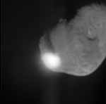 NASA/JPL-Caltech/UMD; Blick von Deep Impact (Medium Resolution Camera), kurz nach dem Einschlag.